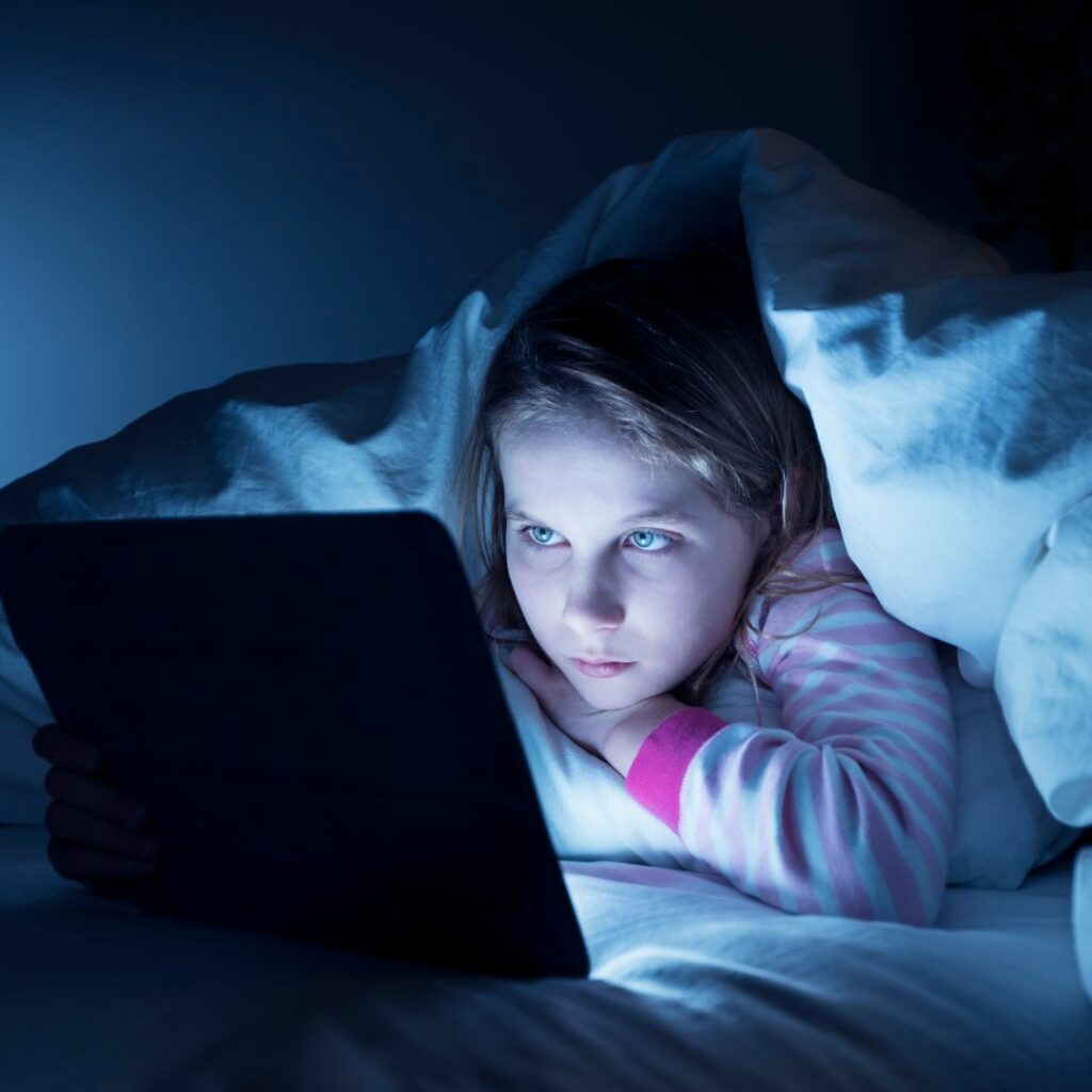 niña vamping